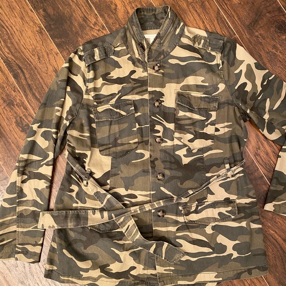 SOLD‼️Camo jacket coat - Picture 2 of 4